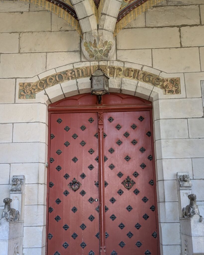 Céad Míle Fáilte inscription above the entrance to Château d'Abbadia