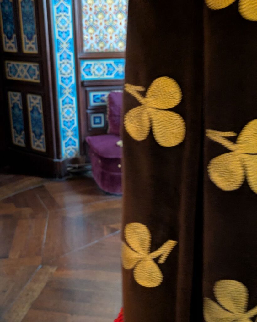 Shamrock pattern on curtains inside Château d'Abbadia